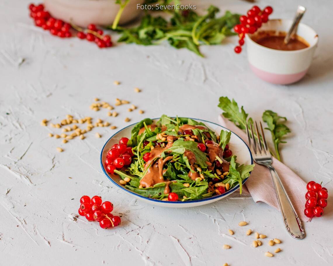 Veganes Rezept: Rucolasalat mit Johannisbeerdressing 2
