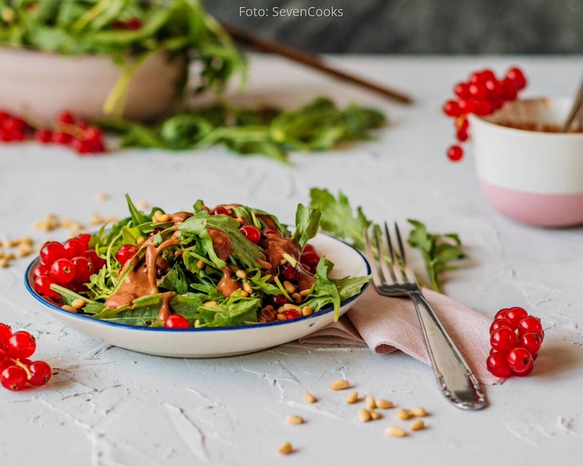 Veganes Rezept: Rucolasalat mit Johannisbeerdressing 3