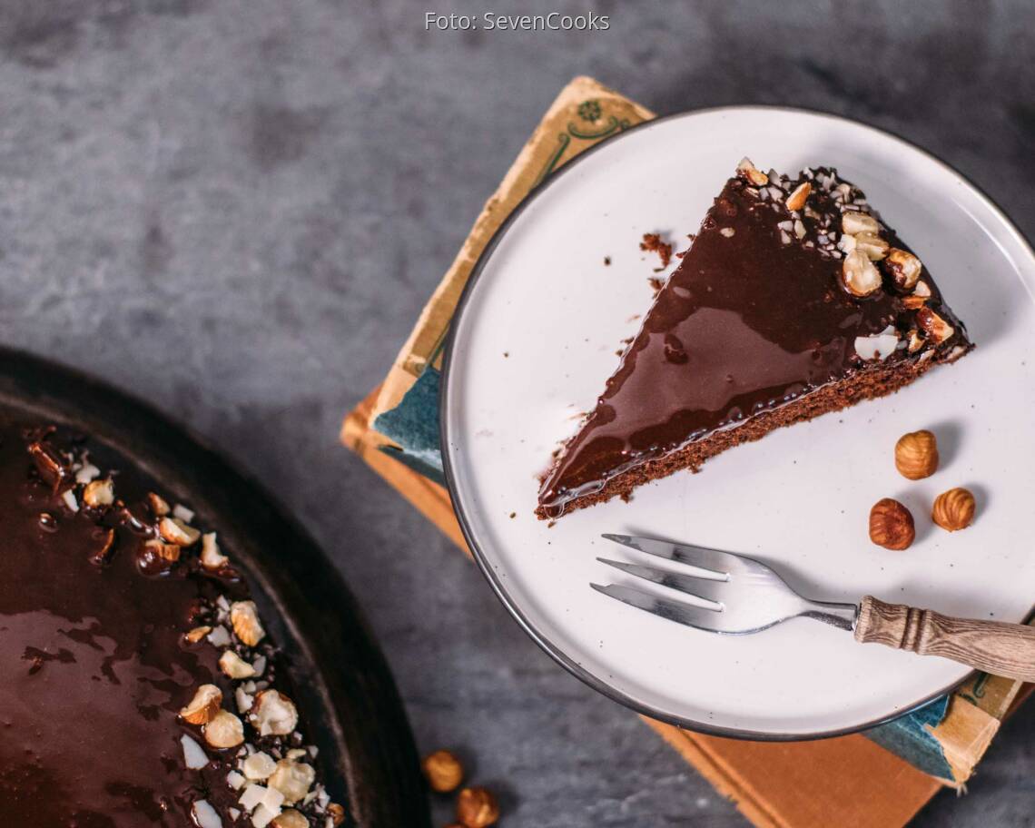 Veganes Rezept: Saftiger Schokoladenkuchen mit Schokoglasur_2