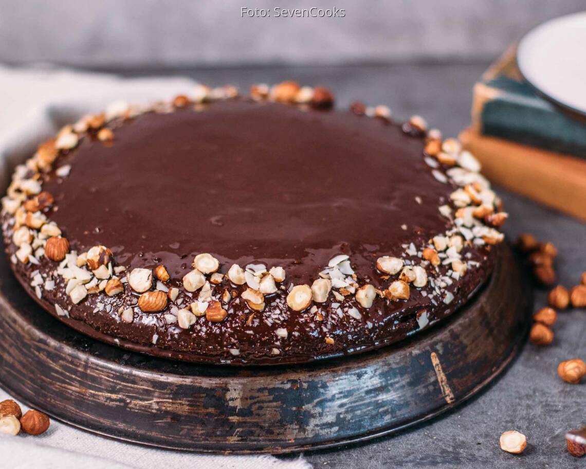 Veganes Rezept: Saftiger Schokoladenkuchen mit Schokoglasur_3