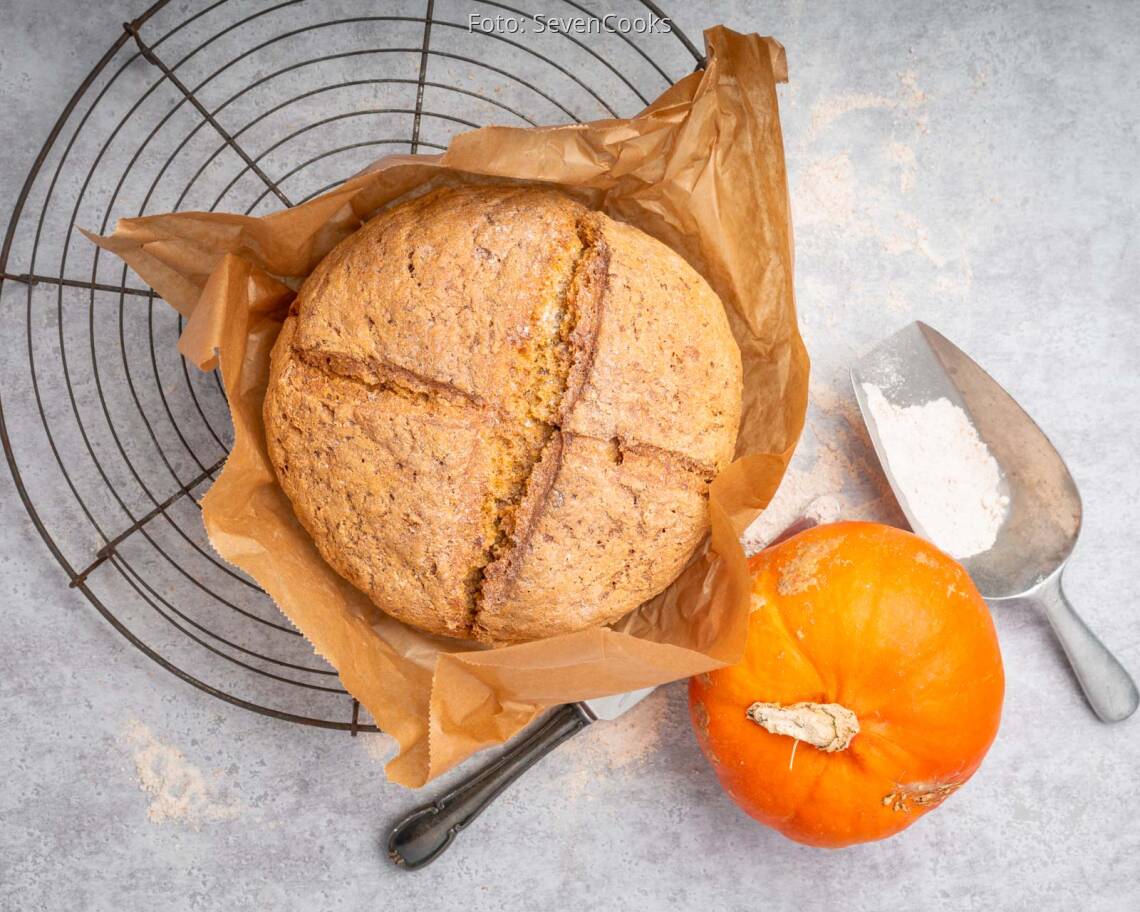 Veganes Rezept: Saftiges Weizenmischbrot mit Kürbis 3