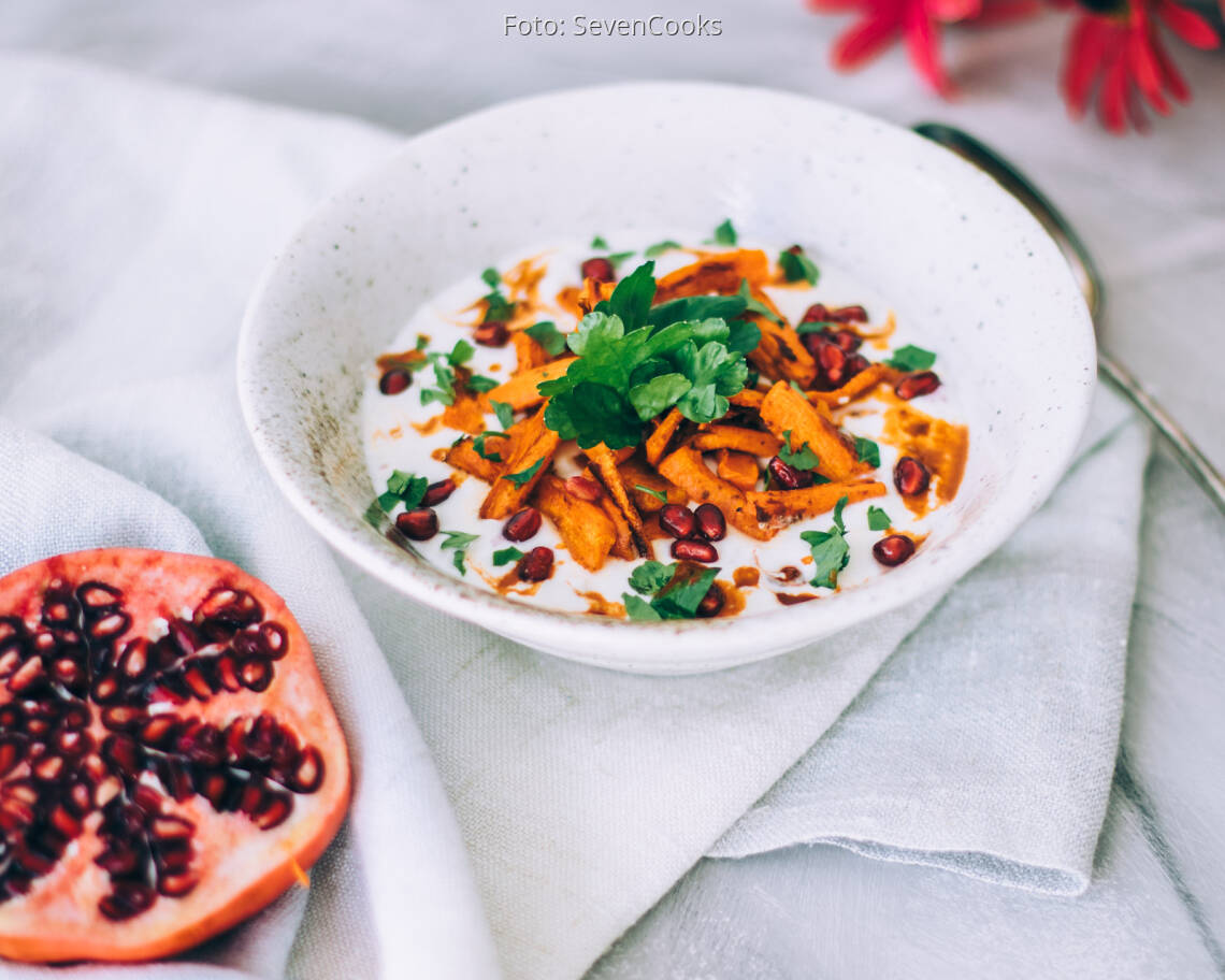 Veganes Rezept: Savory Joghurt mit Harissa Karotten