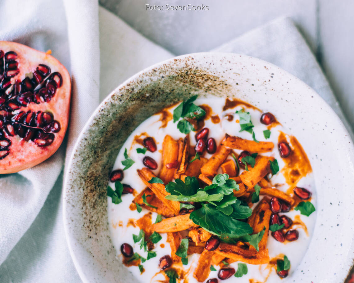 Veganes Rezept: Savory Joghurt mit Harissa Karotten