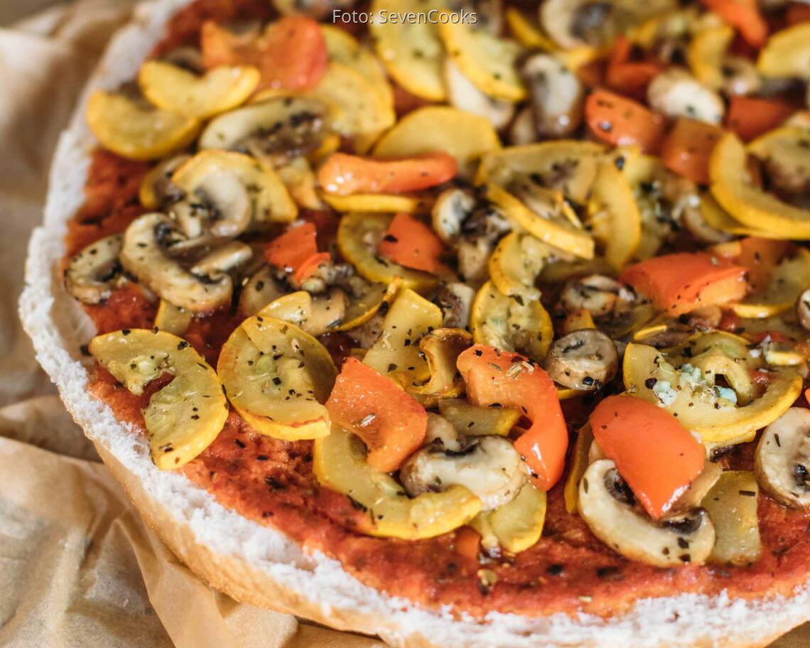 Veganes Rezept: Schnelle Fladenbrotpizza mit Antipasti 3