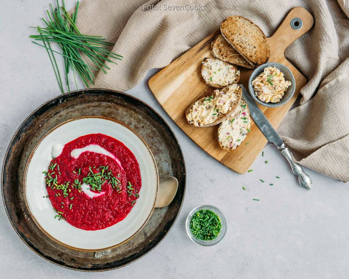 Veganes Rezept: Schnelle Rote Beete Suppe mit Senfbutter Crostini 1