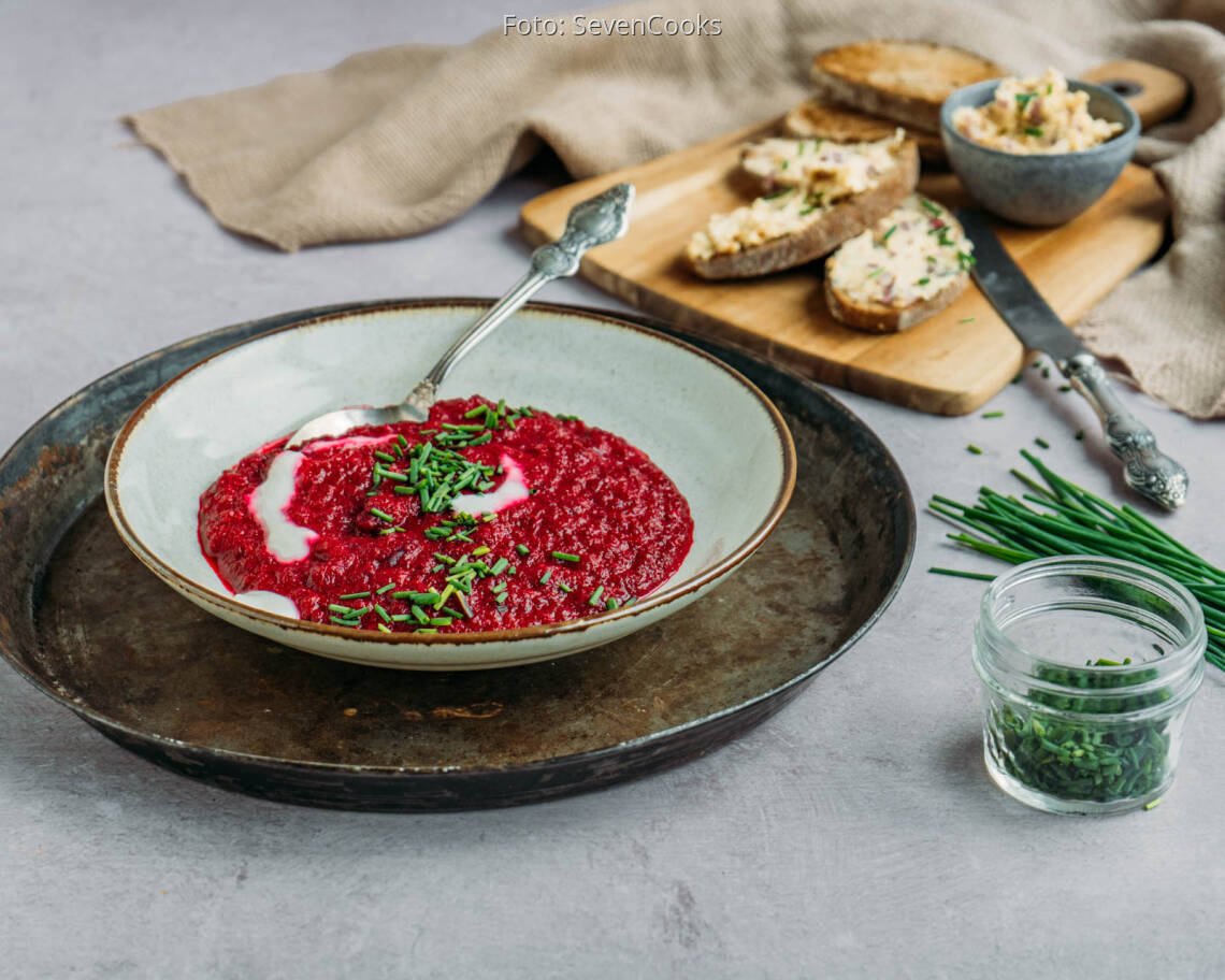Veganes Rezept: Schnelle Rote Beete Suppe mit Senfbutter Crostini 2