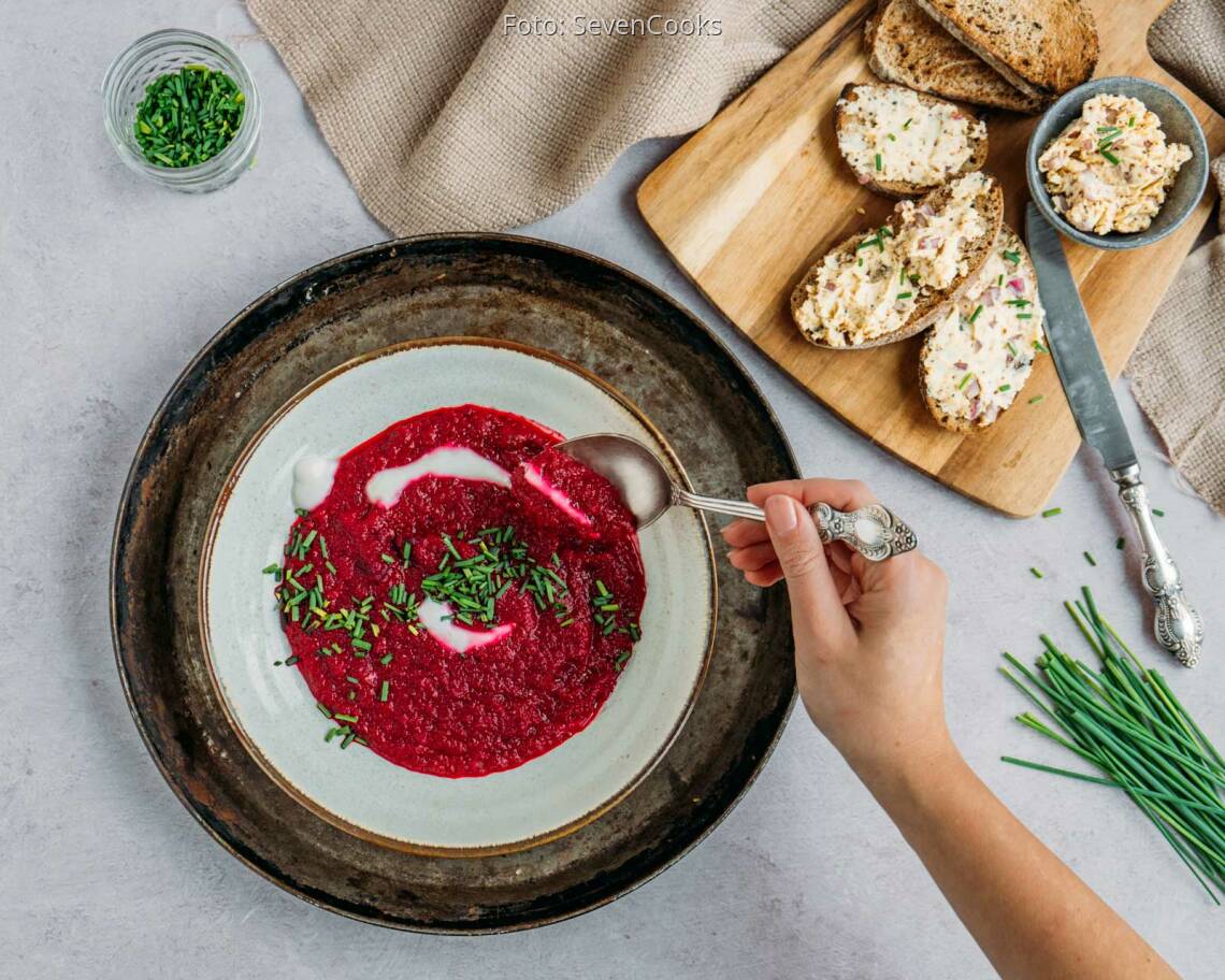Veganes Rezept: Schnelle Rote Beete Suppe mit Senfbutter Crostini 3