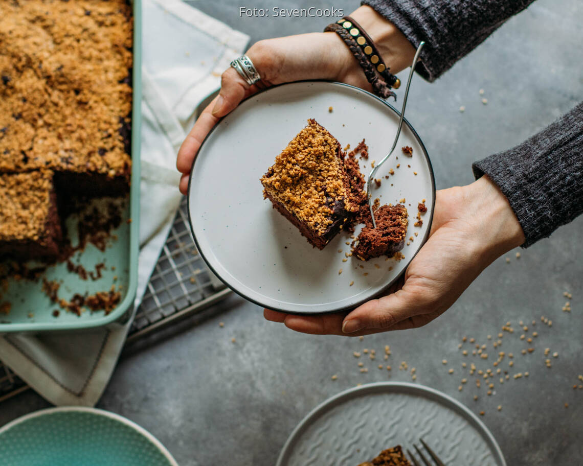 Veganes Rezept: Schoko-Bananenkuchen mit Sesamkrokant 2