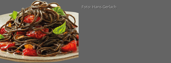 Rezeptbild für "Schwarze Bohnen Spaghetti mit gedünsteten Tomaten und Knoblauch"