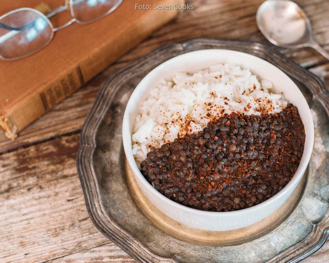 Veganes Rezept: Schwarzer Linsendal mit Reis