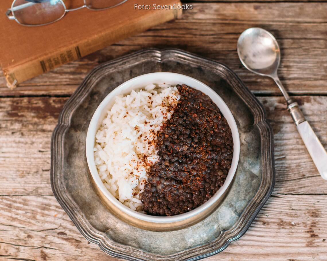 Veganes Rezept: Schwarzer Linsendal mit Reis