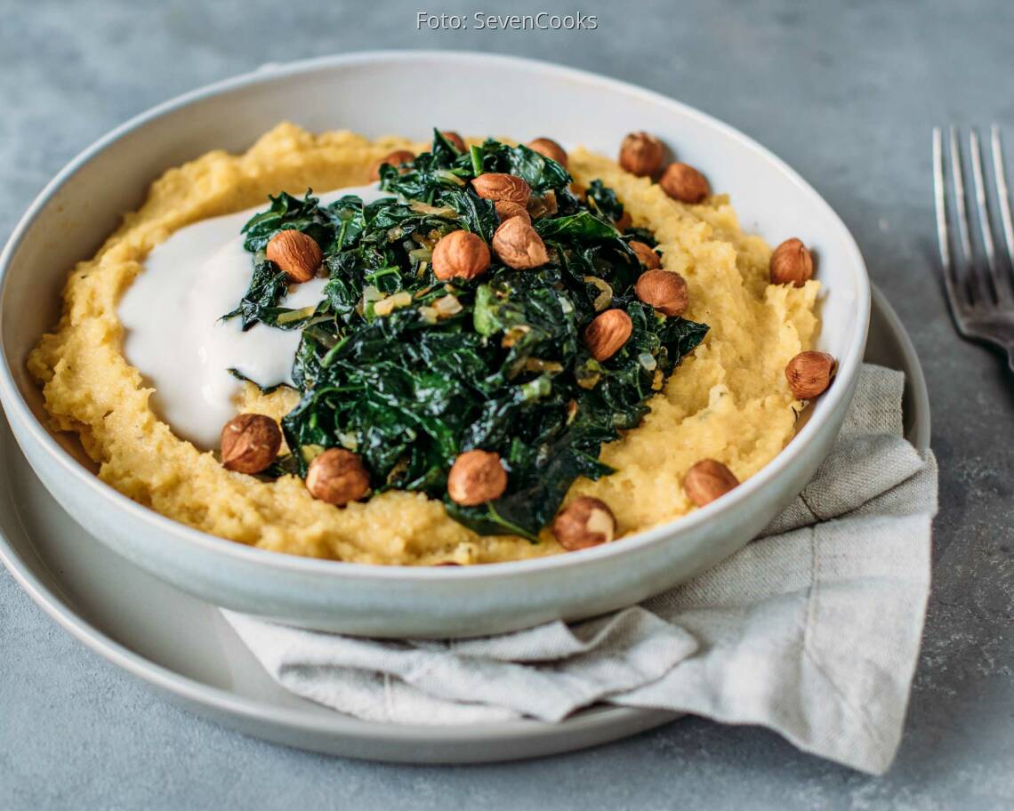 Veganes Rezept: Schwarzkohl an cremiger Polenta
