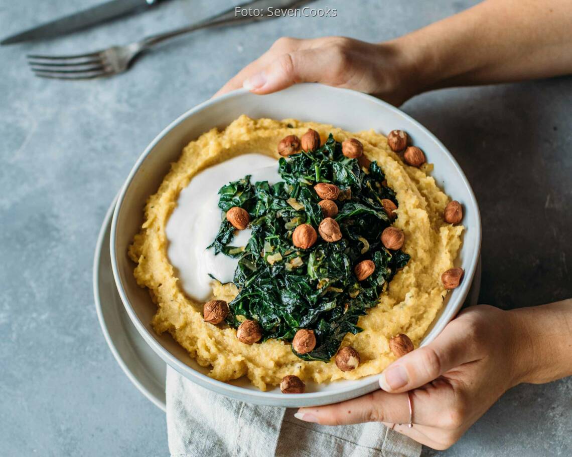 Veganes Rezept: Schwarzkohl an cremiger Polenta