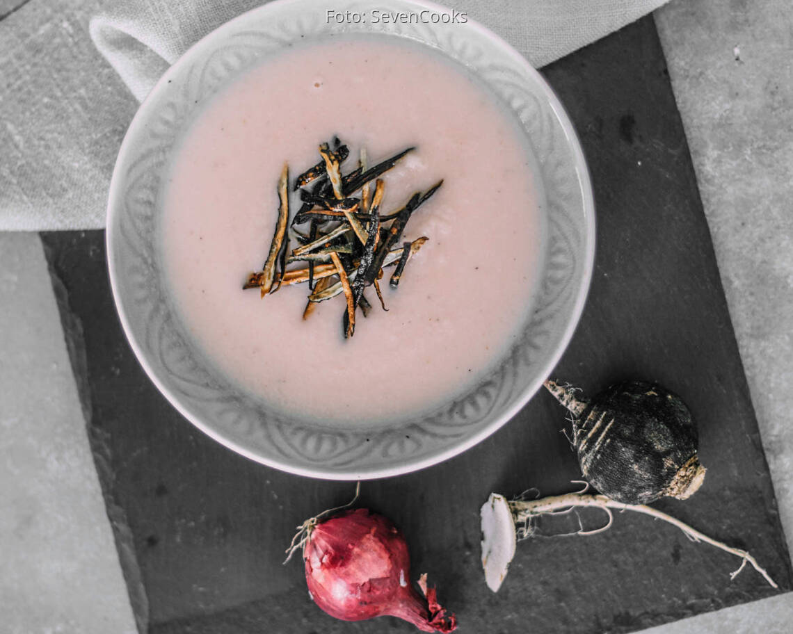 Veganes_Rezept:_Schwarzrettichsuppe_mit_Gemüsechips_3