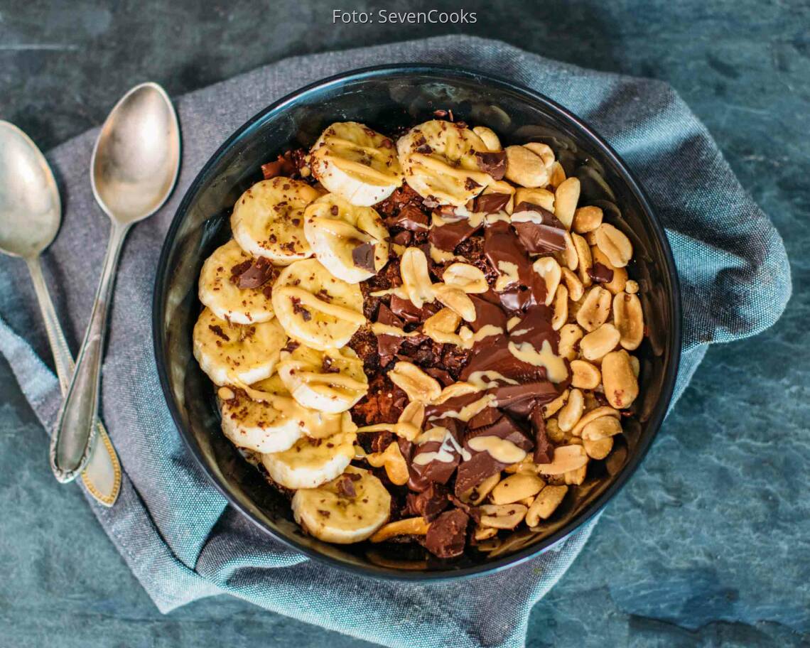 Veganes Rezept: Süße Frühstücksbowl mit Banane und Erdnüssen_2