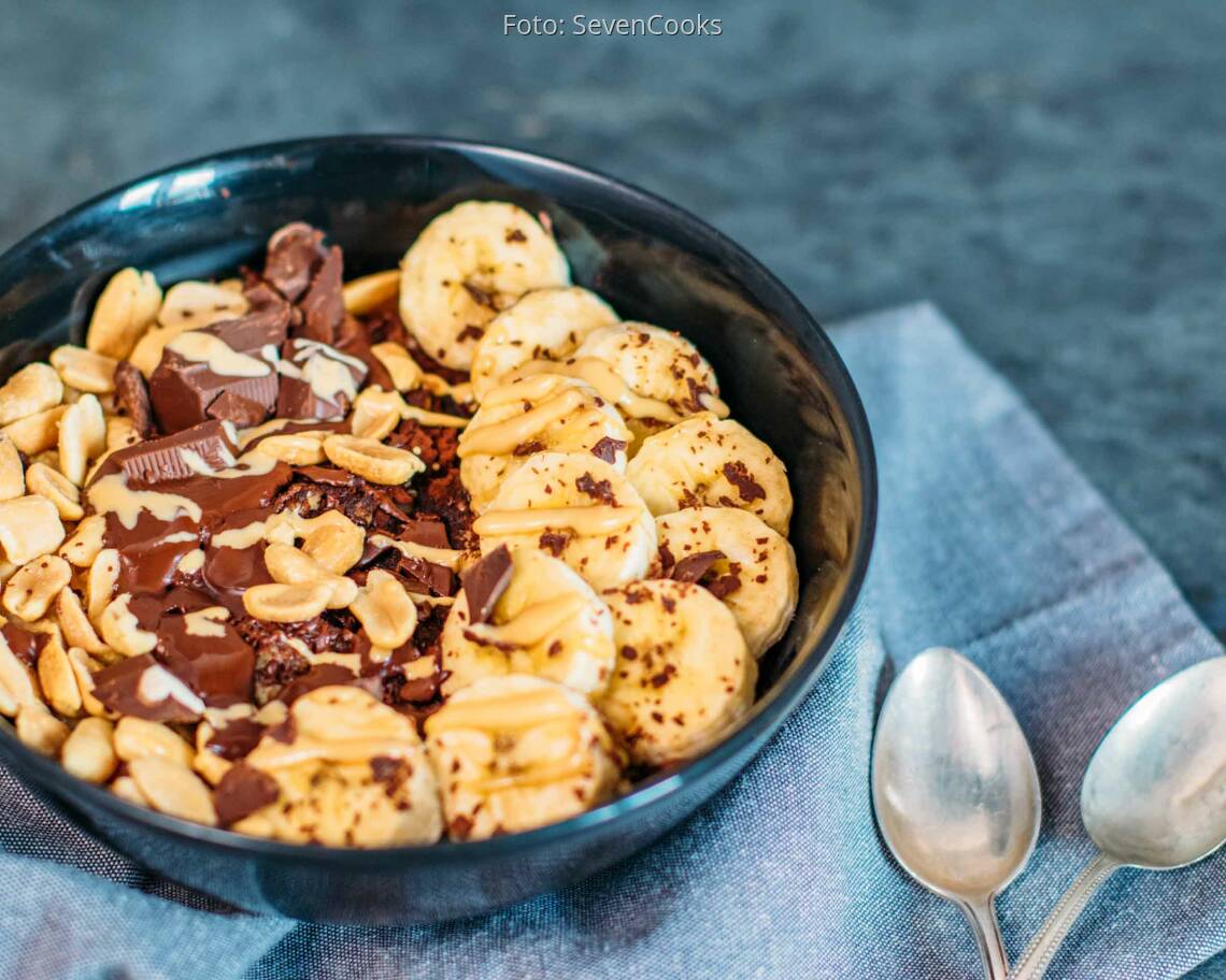Veganes Rezept: Süße Frühstücksbowl mit Banane und Erdnüssen_3
