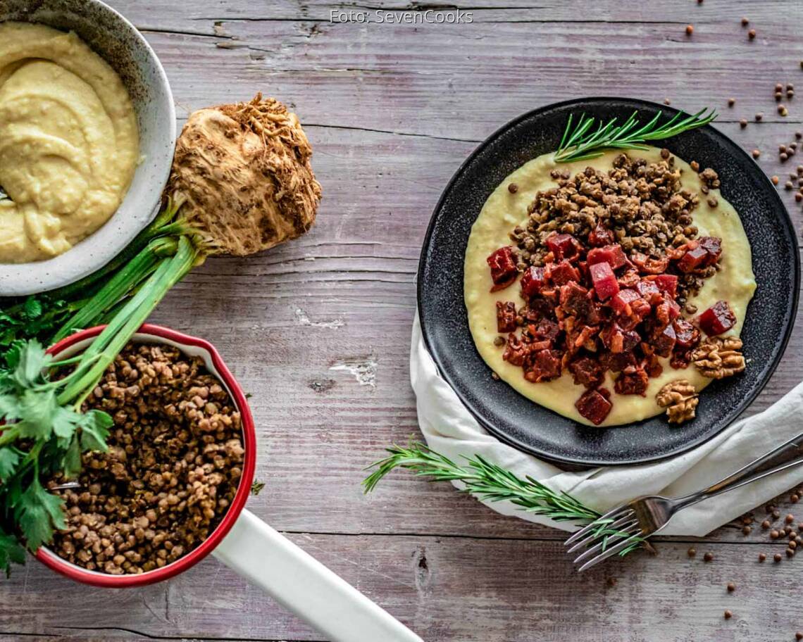 Veganes_Rezept:_Selleriepüree_mit_Rote_Bete_Ragout_und_Rosmarinlinsen_neu 1
