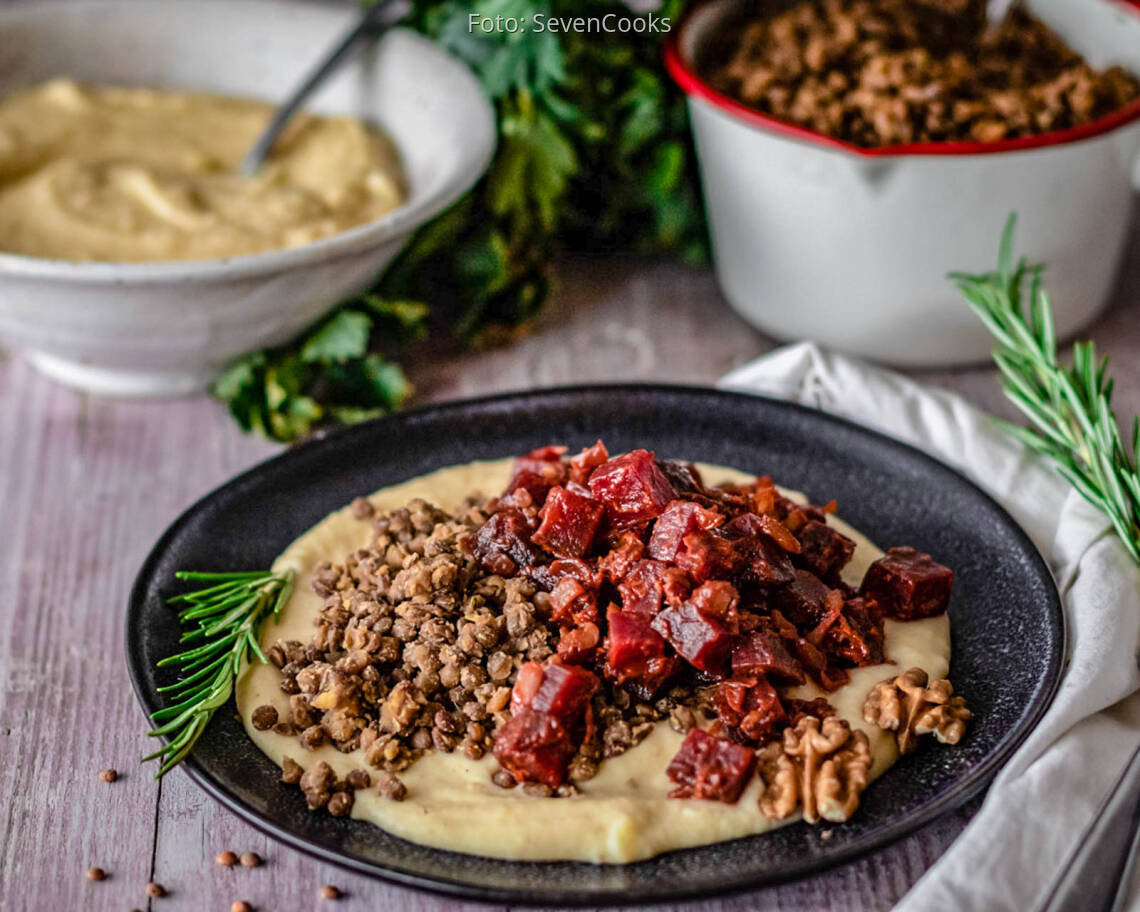Veganes_Rezept:_Selleriepüree_mit_Rote_Bete_Ragout_und_Rosmarinlinsen_neu 2