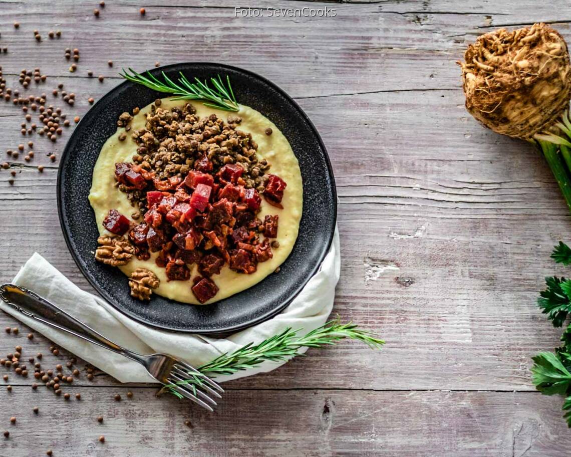 Veganes_Rezept:_Selleriepüree_mit_Rote_Bete_Ragout_und_Rosmarinlinsen_neu 3