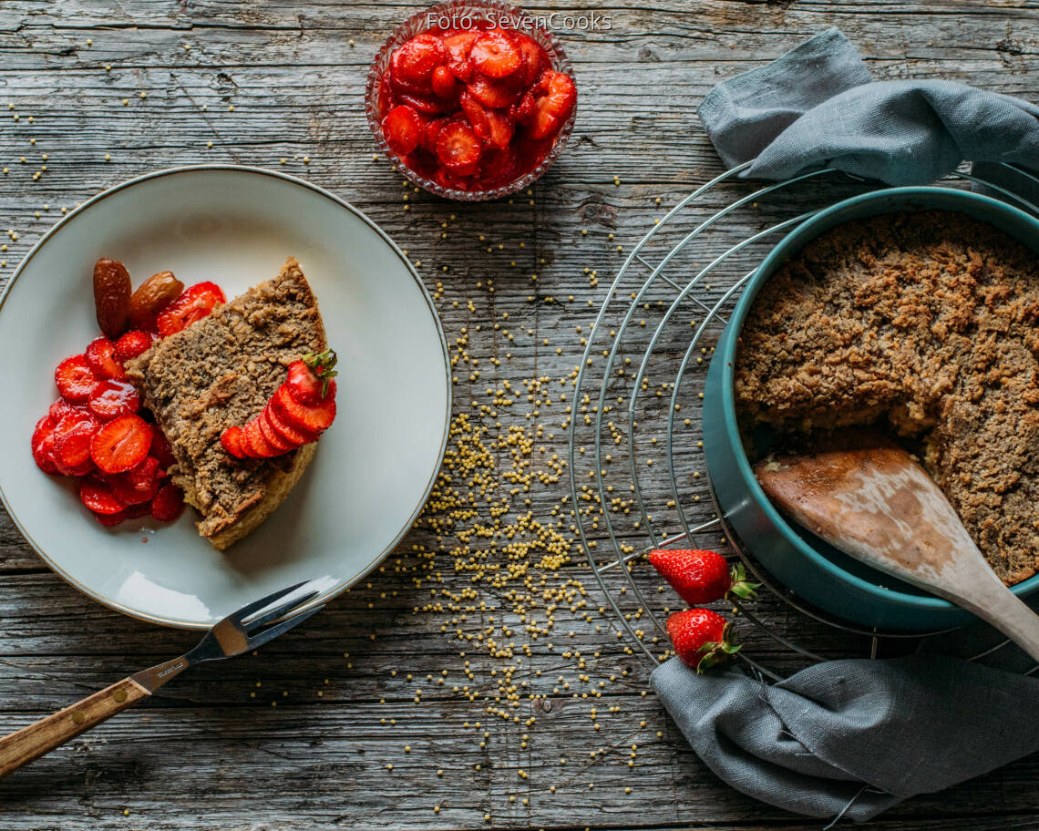 Veganes Rezept: Süßer Hirseauflauf mit Haselnusskruste und Erdbeerragout 1