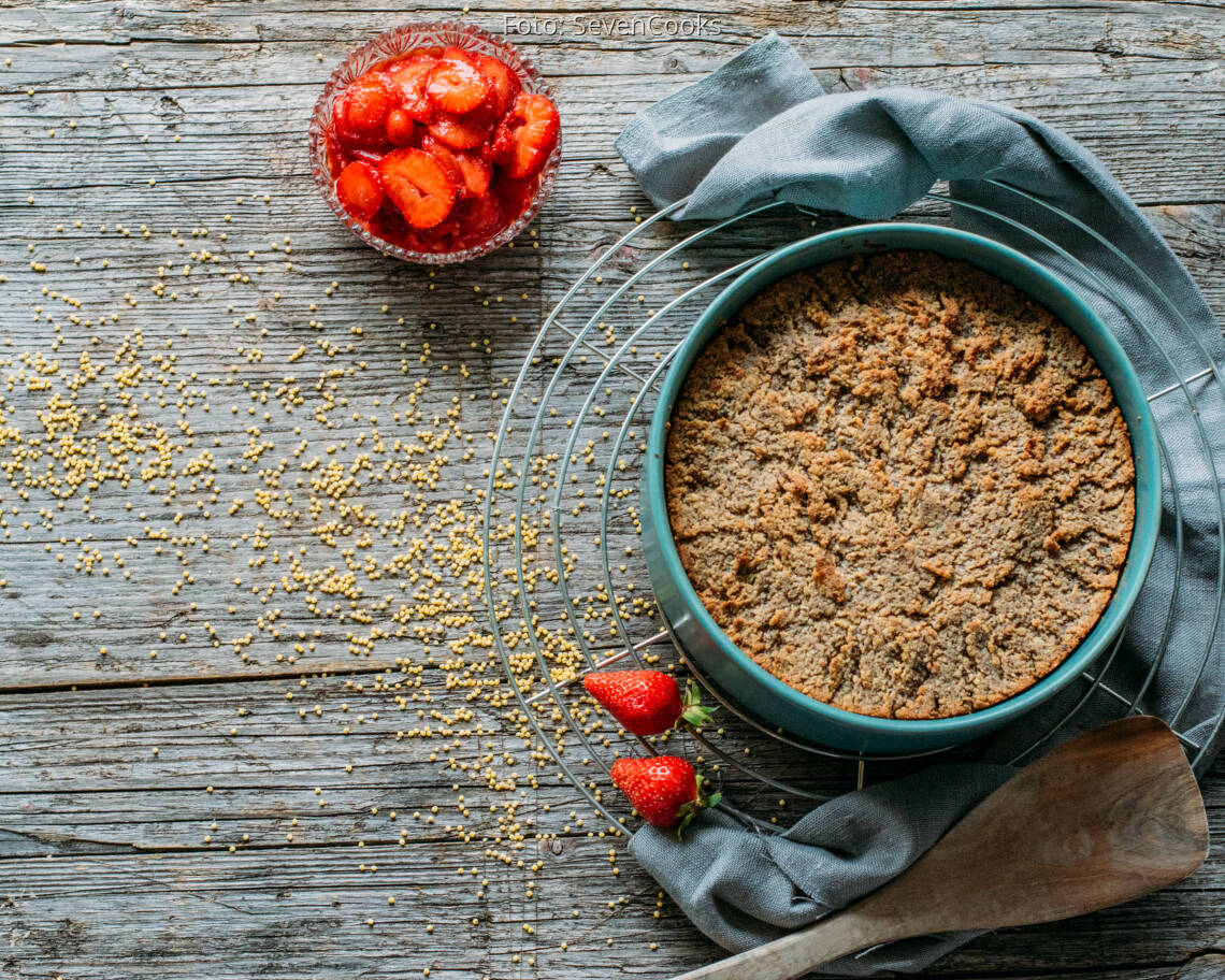 Veganes Rezept: Süßer Hirseauflauf mit Haselnusskruste und Erdbeerragout 2