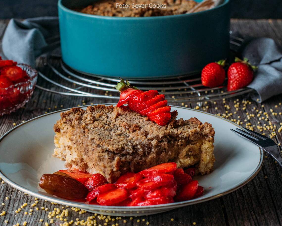 Veganes Rezept: Süßer Hirseauflauf mit Haselnusskruste und Erdbeerragout 3