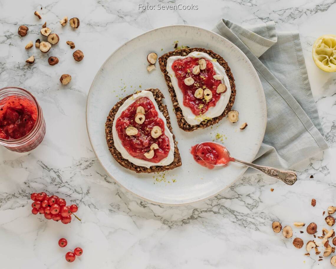 Veganes Rezept: Süßes Frühstücksbrot mit Johannisbeer-Konfitüre 1