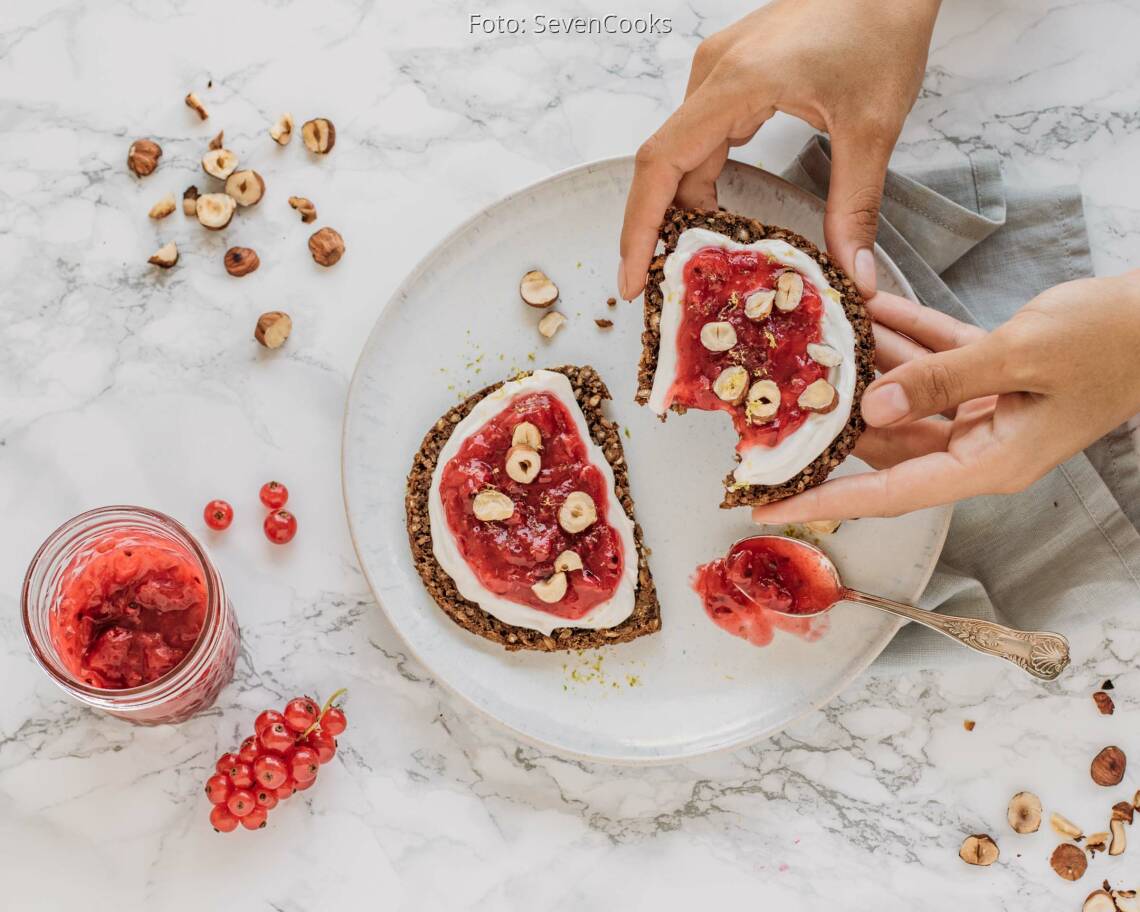 Veganes Rezept: Süßes Frühstücksbrot mit Johannisbeer-Konfitüre 2