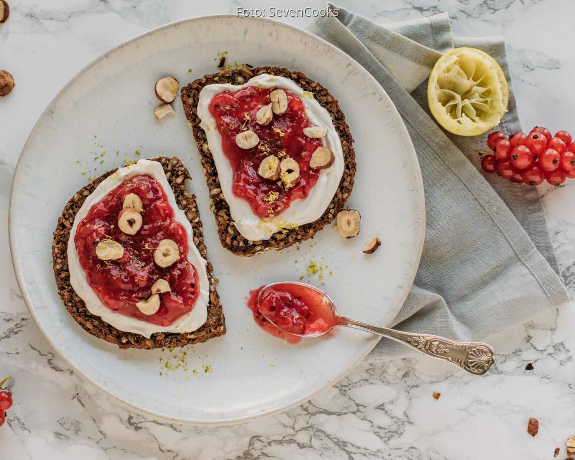 Veganes Rezept: Süßes Frühstücksbrot mit Johannisbeer-Konfitüre 3