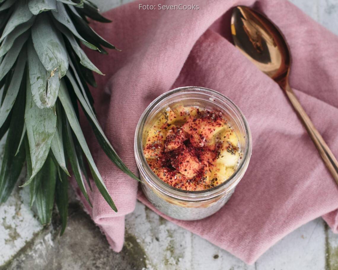 Veganes Rezept: Sesam-Chiapudding mit Ananas
