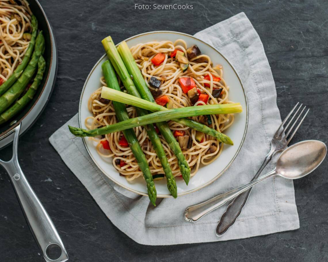 Veganes Rezept: Spaghetti mit Gemüsewürfel und grünem Spargel 2
