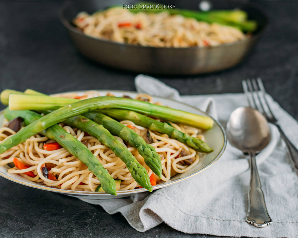 Veganes Rezept: Spaghetti mit Gemüsewürfel und grünem Spargel 3
