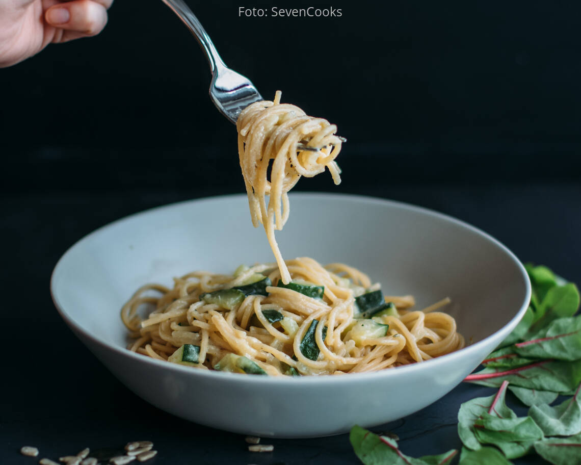 Veganes_Rezept:_Spaghetti_mit_veganer_Zucchinisoße_1 neu