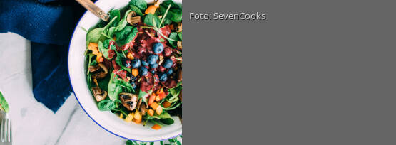 Rezeptbild für "Spinatsalat mit Heidelbeerdressing"