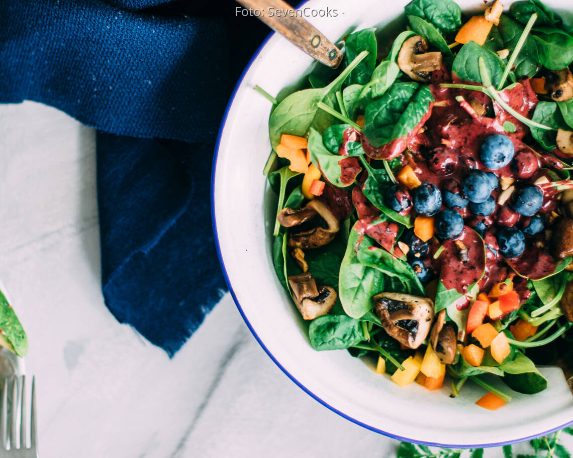 Veganes Rezept: Spinatsalat mit Heidelbeerdressing_1