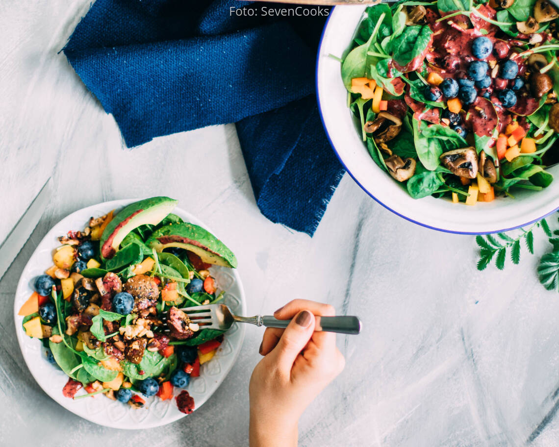 Veganes Rezept: Spinatsalat mit Heidelbeerdressing_2