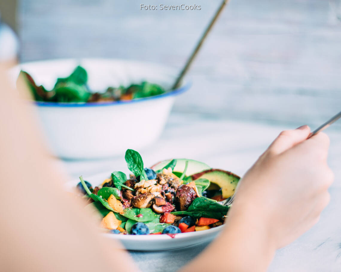Veganes Rezept: Spinatsalat mit Heidelbeerdressing_3