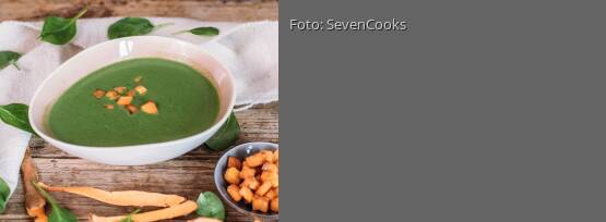 Rezeptbild für "Spinatsuppe mit Süßkartoffel-Croutons"