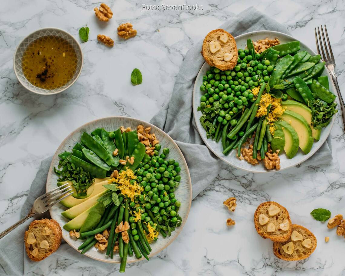 Veganes Rezept: Super Green Salad mit Knoblauchbaguette_1