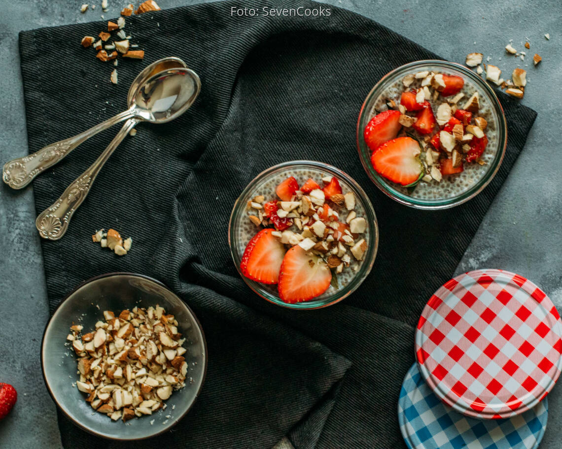 Veganes Rezept: Earl-Grey-Chiapudding mit Erdbeermarmelade und frischen Erdbeeren 3