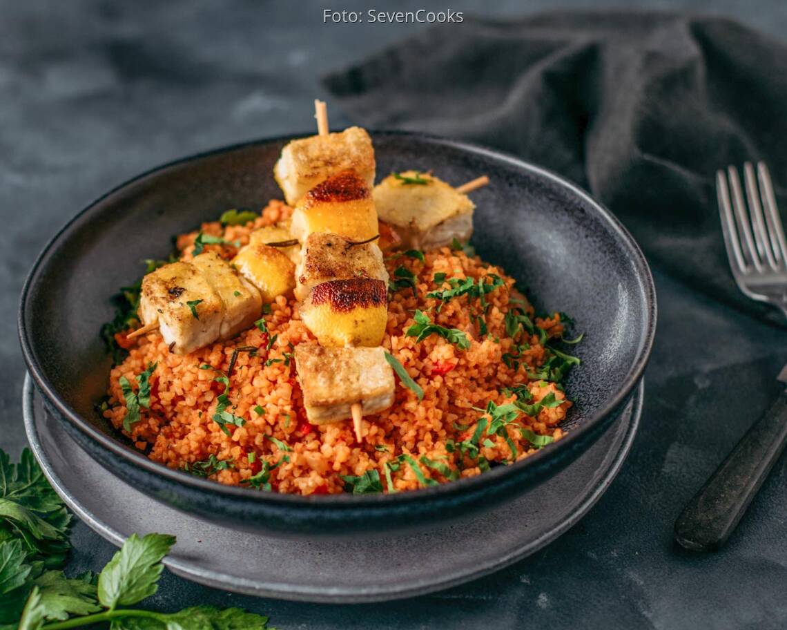 Veganes_Rezept:_Tomaten_Bulgur_mit_Tofu_Zitronen_Spießen_neu 1