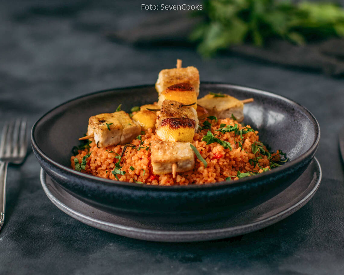 Veganes_Rezept:_Tomaten_Bulgur_mit_Tofu_Zitronen_Spießen_neu 3