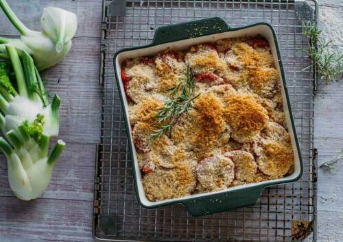 Veganer Fenchel Tomaten Auflauf in Auflaufform. Überbacken mit veganem Mozzarella.