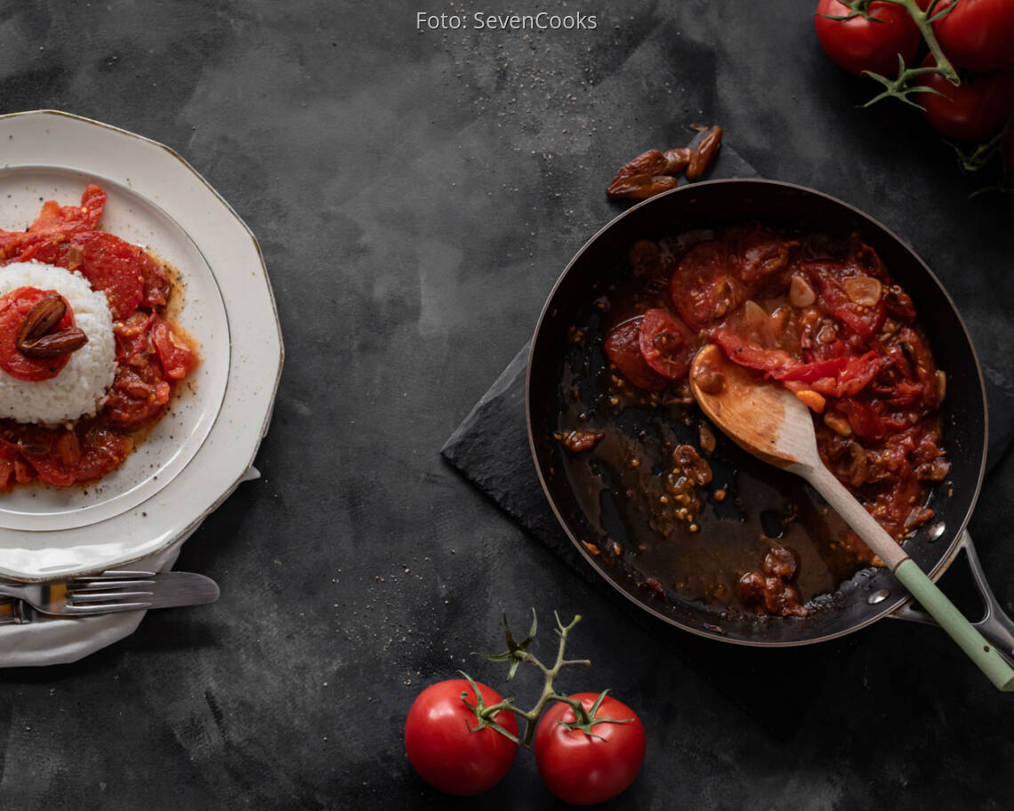 Veganes Rezept: Tomaten-Knoblauch-Pfanne mit Datteln und Reis 1