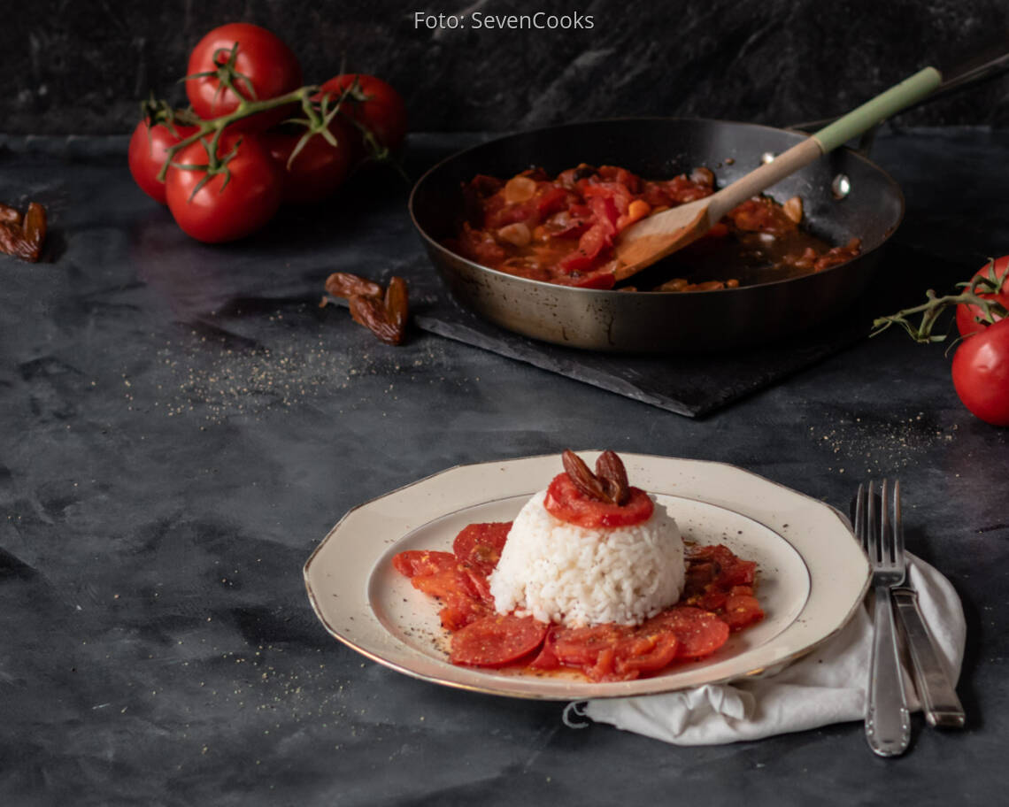 Veganes Rezept: Tomaten-Knoblauch-Pfanne mit Datteln und Reis 2