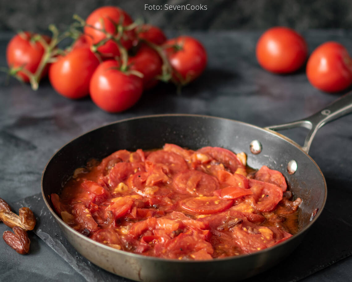 Veganes Rezept: Tomaten-Knoblauch-Pfanne mit Datteln und Reis 3