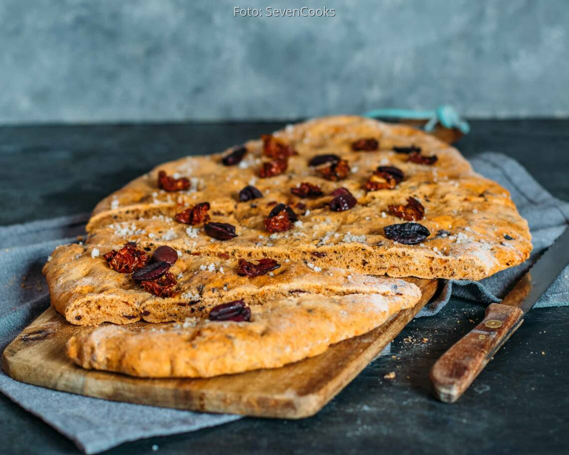 Veganes Rezept: Tomaten-Oliven-Focaccia 1