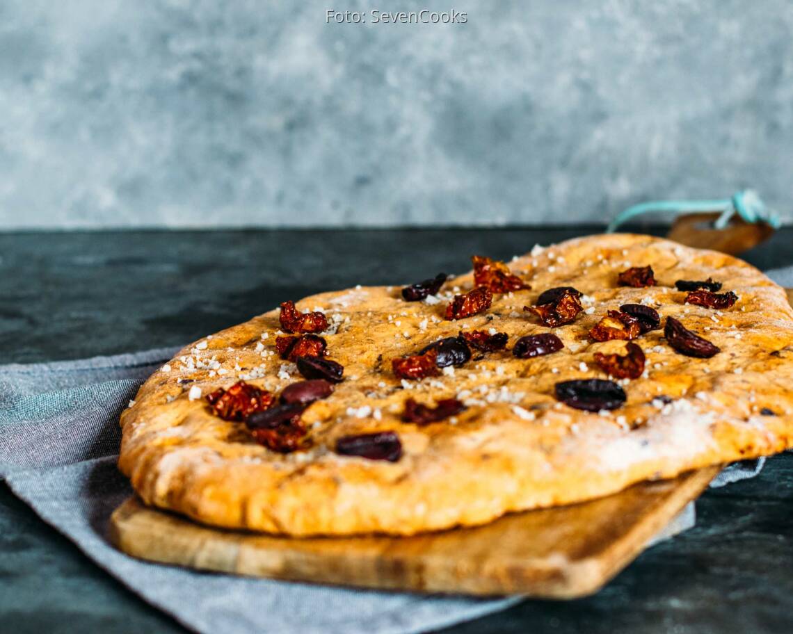 Veganes Rezept: Tomaten-Oliven-Focaccia 2