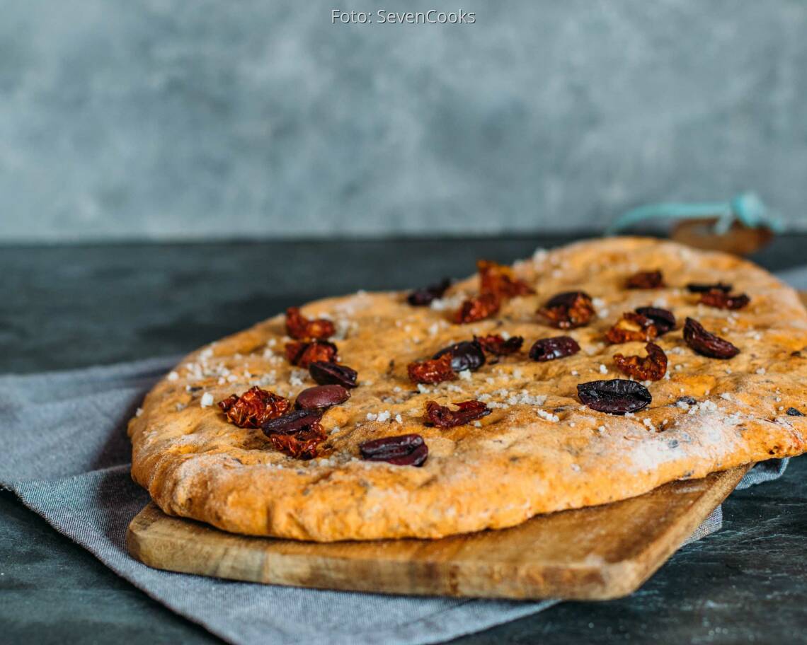 Veganes Rezept: Tomaten-Oliven-Focaccia 3