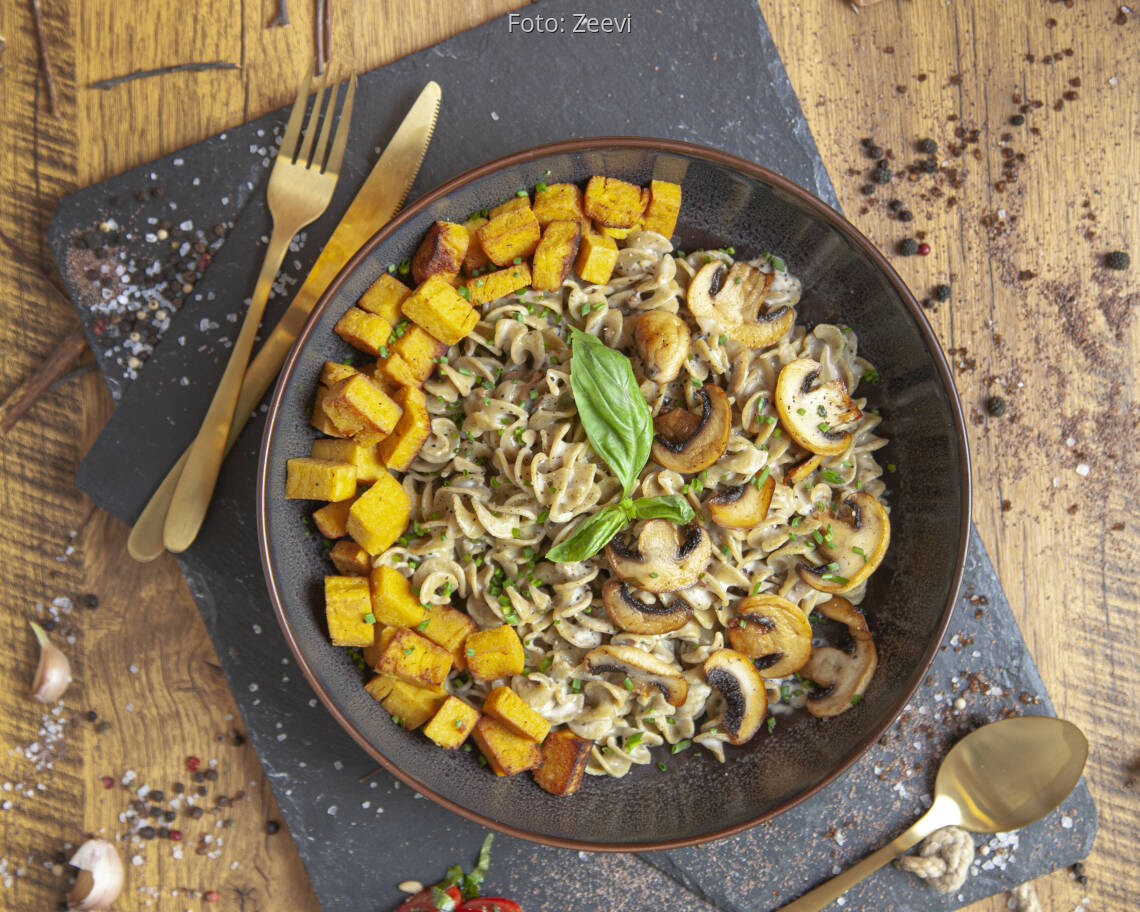 Veganes Rezept: Vegane Champignon-Fussilipfanne mit Kichererbsentofu